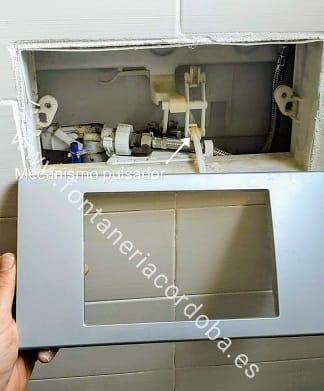 Cómo reparar una cisterna empotrada que pierde agua 2 desmontar tapa de cisterna para reparar una cisterna empotrada