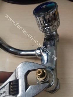 como desmontar un grifo antiguo que gotea