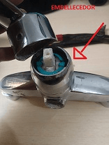 Desmontar embellecedor palanca grifo monomando