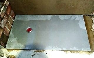 Colocación de válvula sifónica en plato de ducha de resina